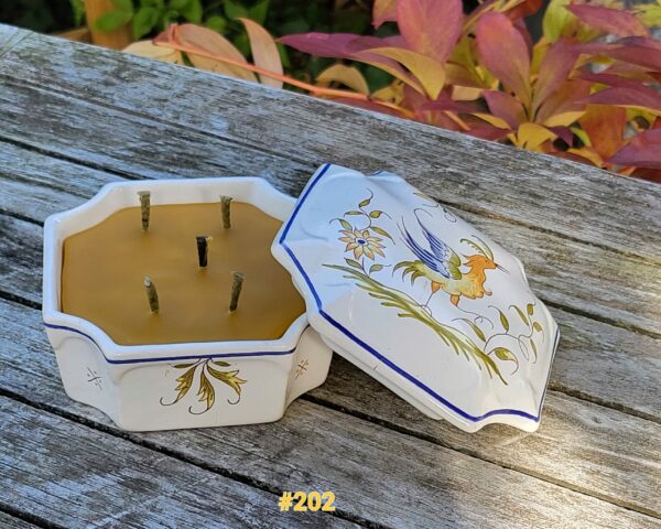 Cire d'abeille coulée dans une boîte à bijoux en porcelaine de Moustiers